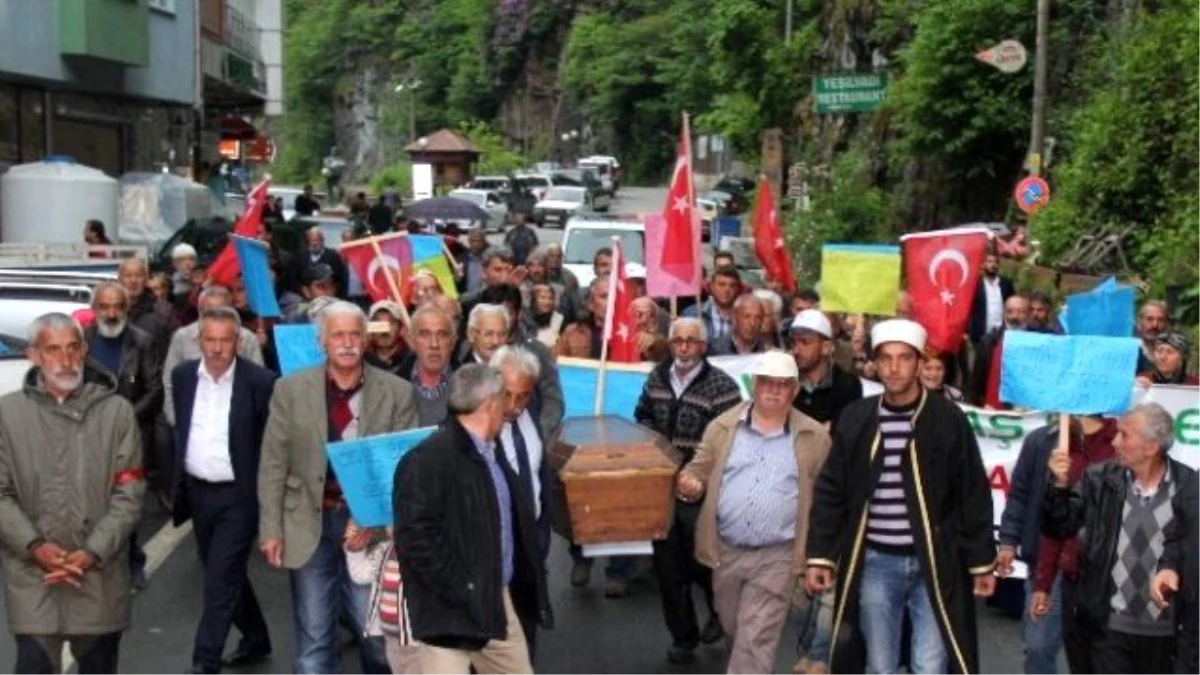 Rize\'de İlginç Protesto: Tabutu Dereye Attılar