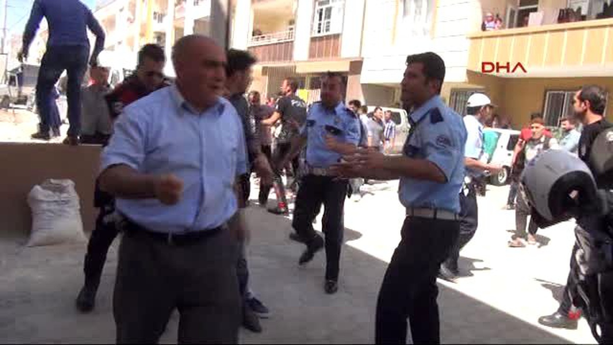 Şanlıurfa Kamyonetin Altında Kalan Çocuk Öldü, Yakınları Aracı Taşladı