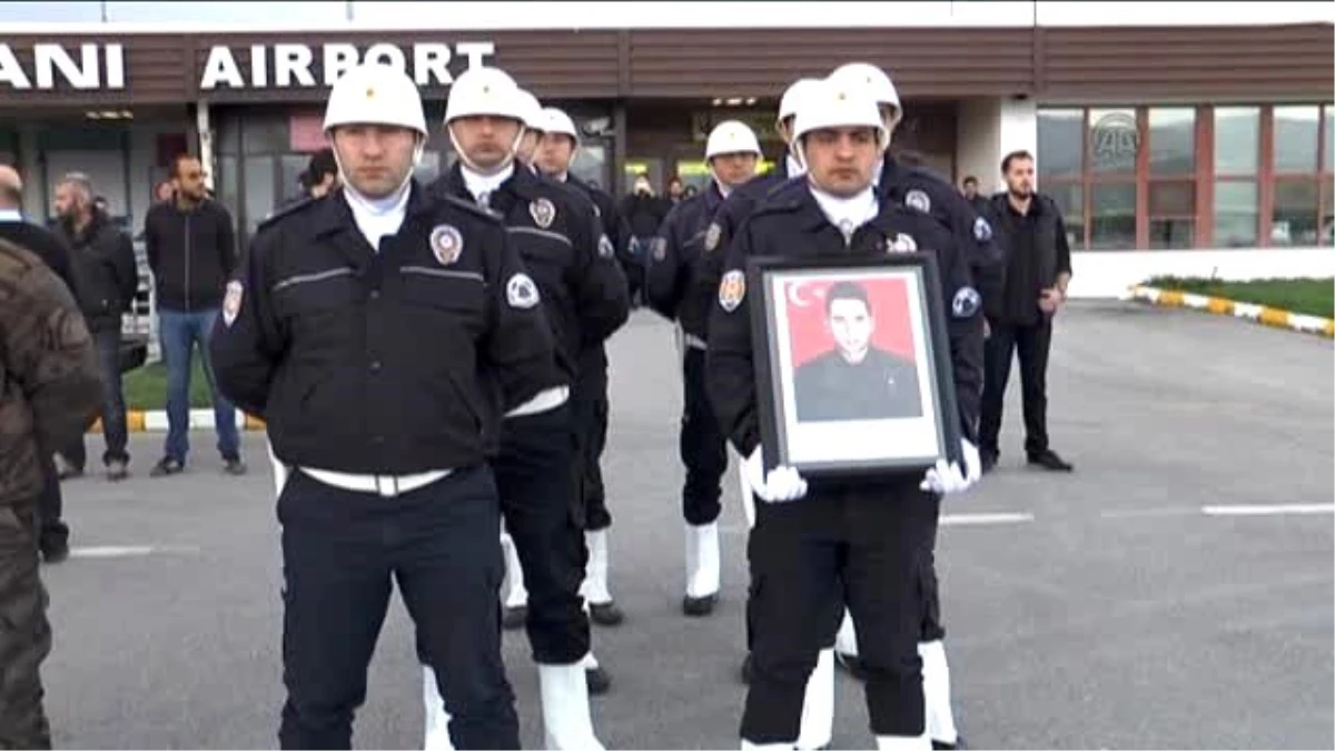 Şehit Polis Yücel Kurtoğlu\'nun Cenazesi, Baba Evine Getirildi