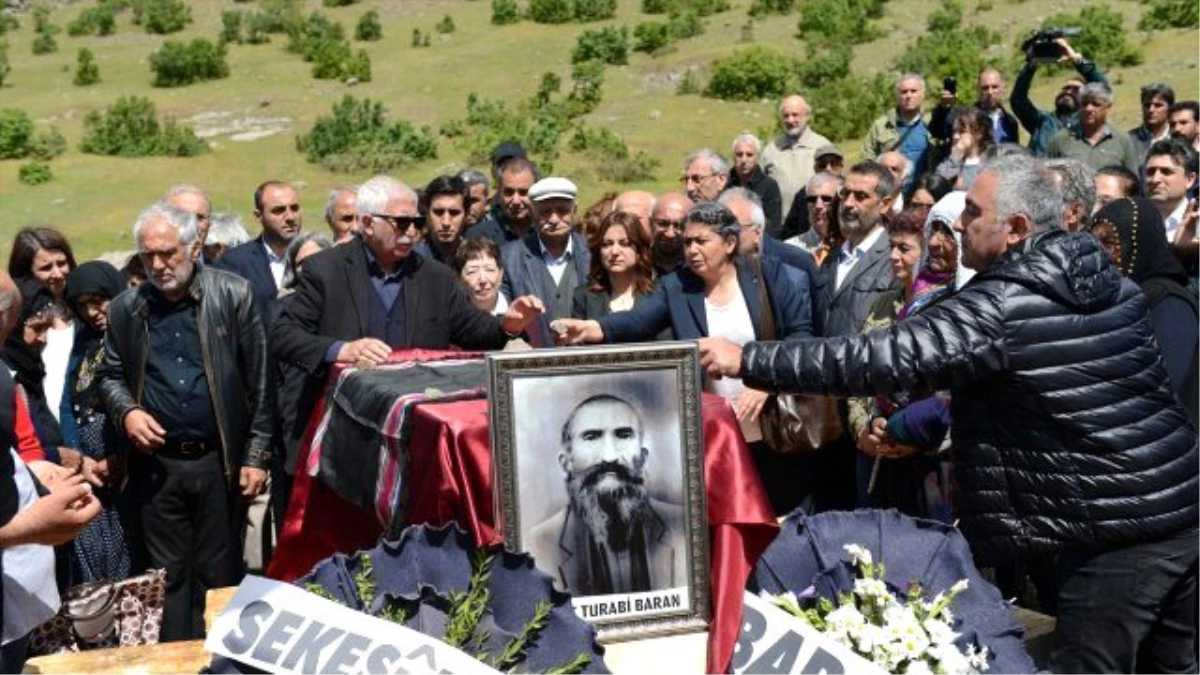 Tunceli\'de Toplu Mezarda Bulunan Kemikler 78 Yıl Sonra Kefene Sarılarak Defnedildi