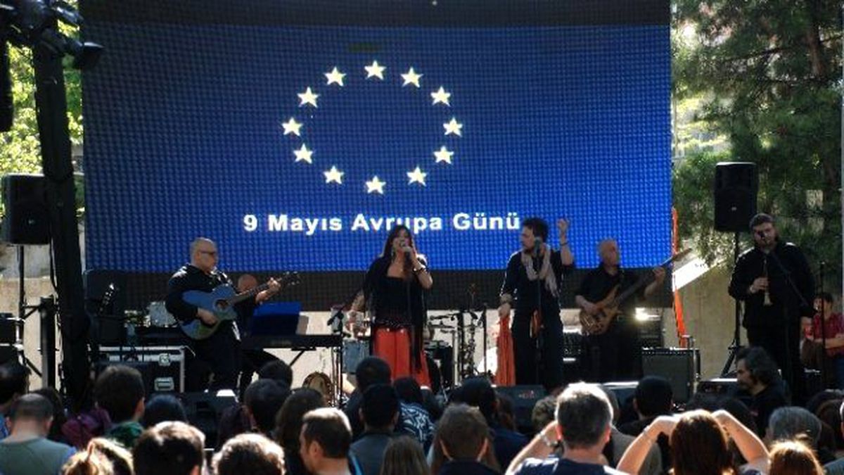 AB \'9 Mayıs Avrupa Günü\'nü\' Anneler Günü ile Birleştirdi