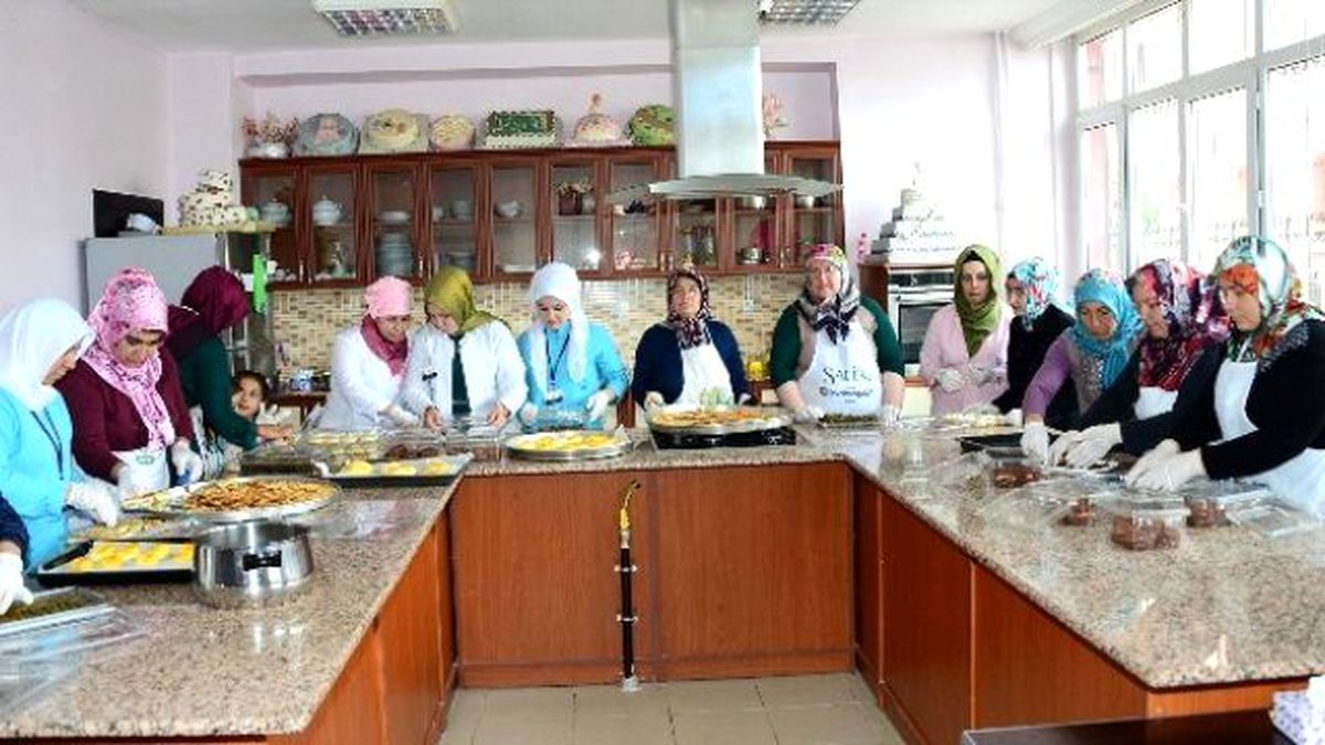Asker ve Polise "Anne Eli Değmiş" Yemek