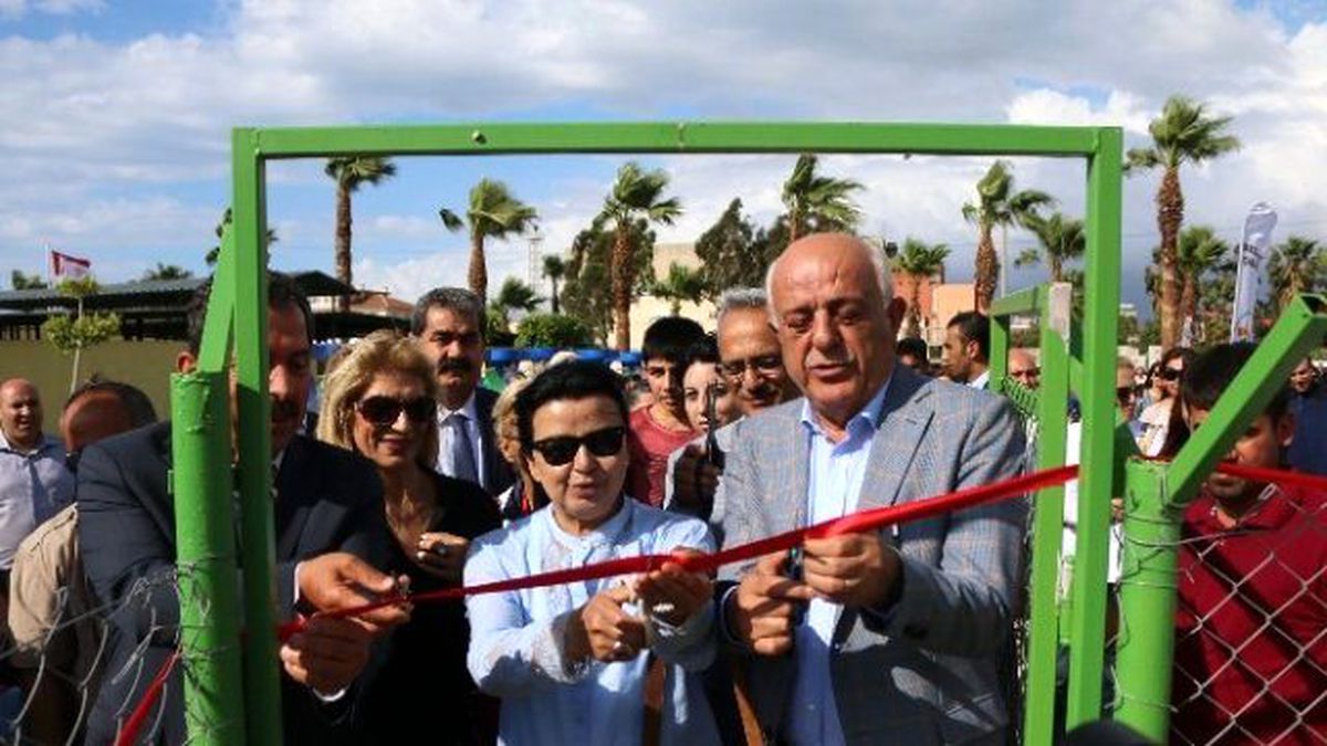 Başkan Açılışını Yaptığı Hayvan Bakım Evine Köpeğini Bıraktı