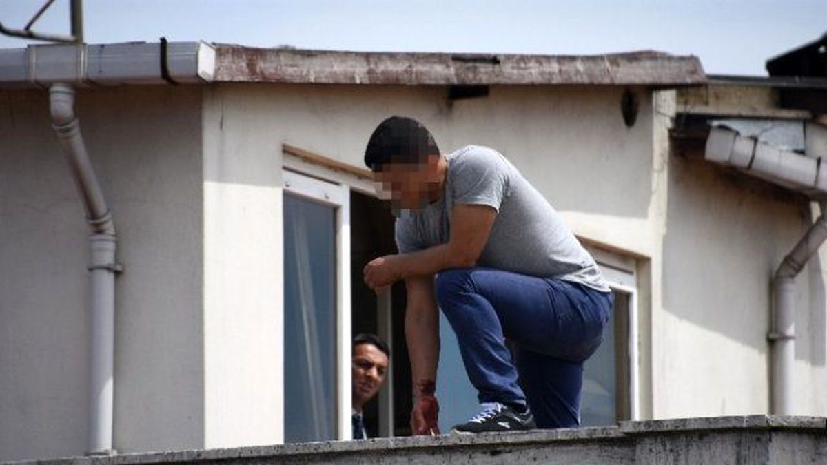 Çatıya Çıkan Genç İntihara Teşebbüs Etti