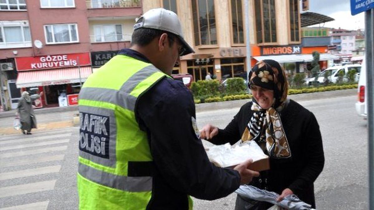 Ceza Yerine Lokum Dağıttılar