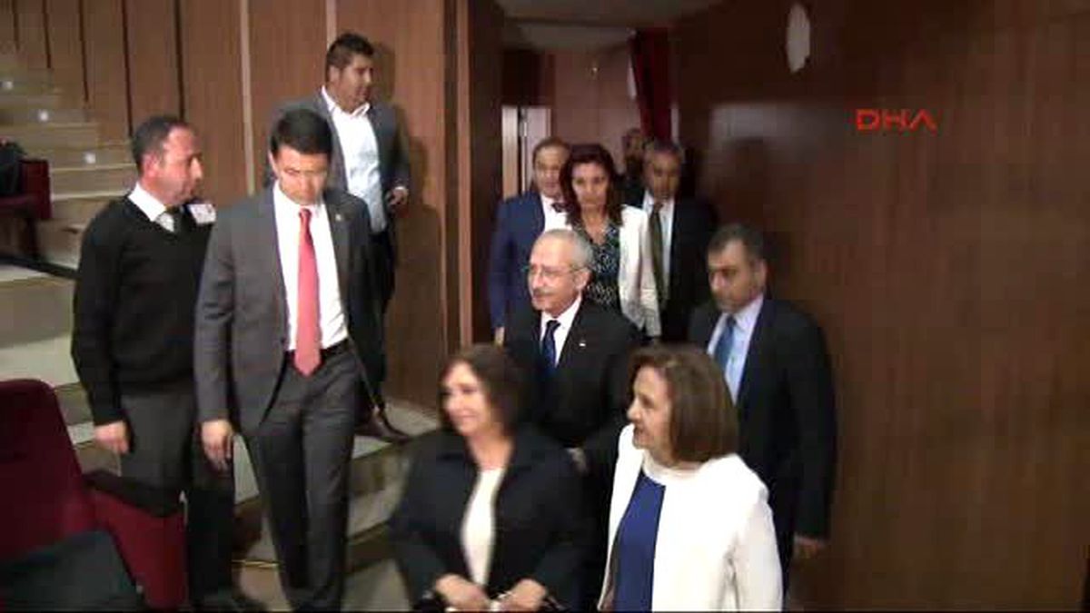 CHP Genel Başkanı Kılıçdaroğlu, Nazım Hikmet Kültür Merkezi\'nde \'Halktan Biri\' Oyununu İzledi