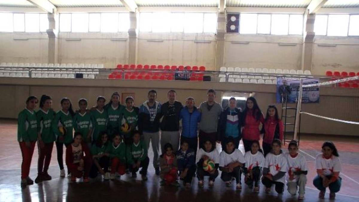 Diyadin\'de Ortaokullar Arası Voleybol Turnuvası
