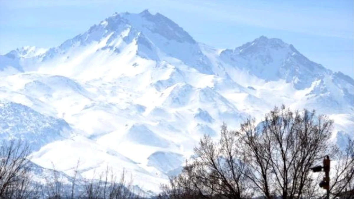 Erciyes\'e Mayıs Karı Yağdı