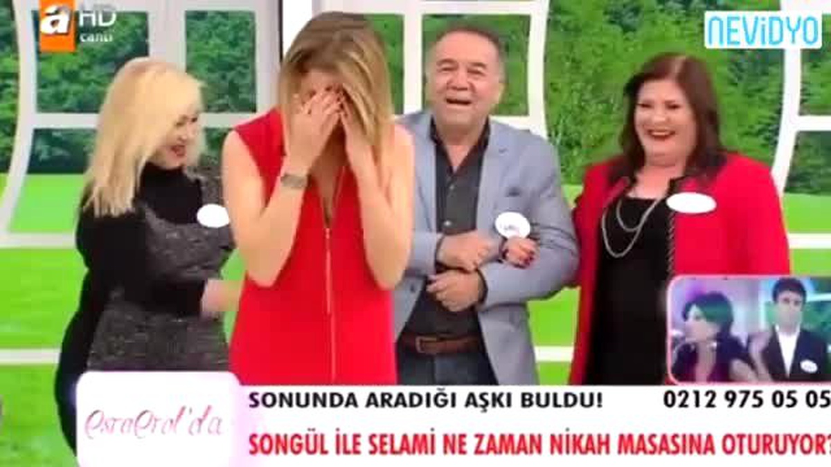 Esra Erol\'un Elbisesinin Fermuarı Açıldı Ve...
