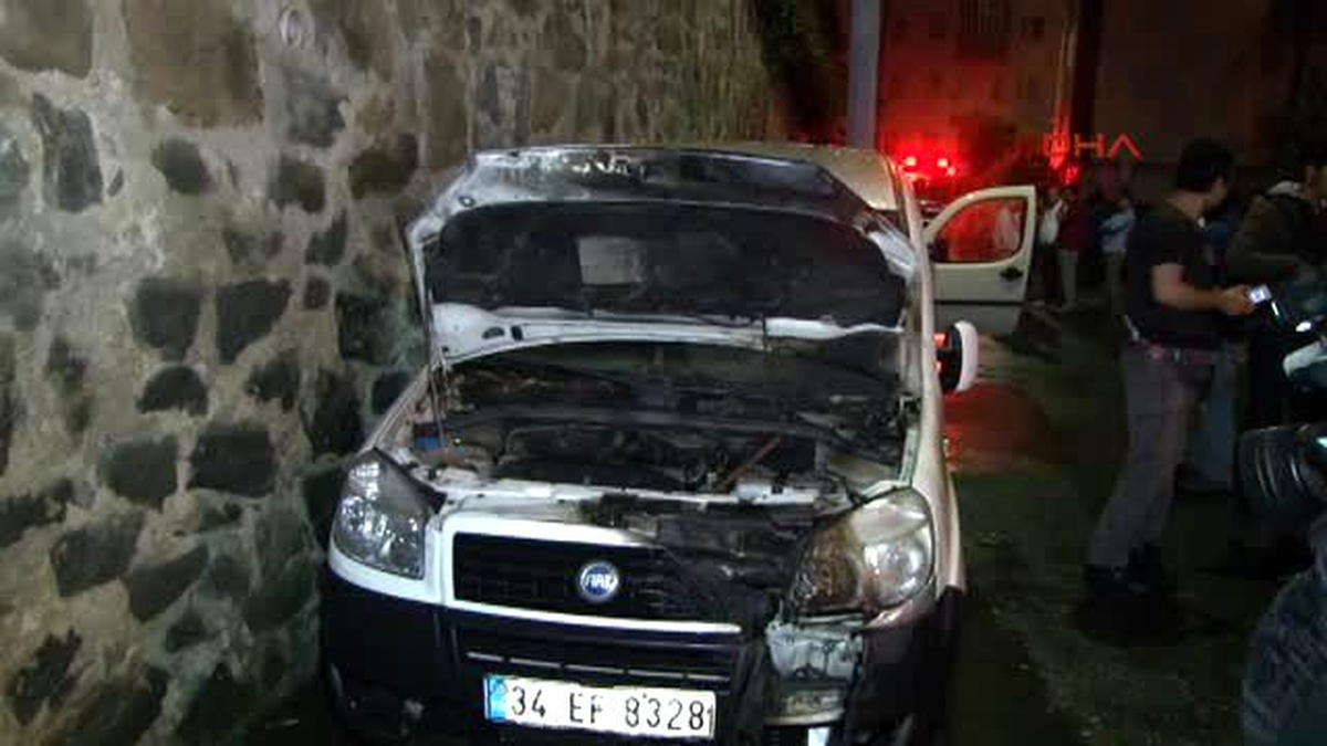 Eyüp\'te 5 Otomobil Kundaklandı