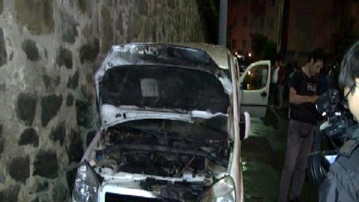 Eyüp\'te 5 Otomobil Kundaklandı