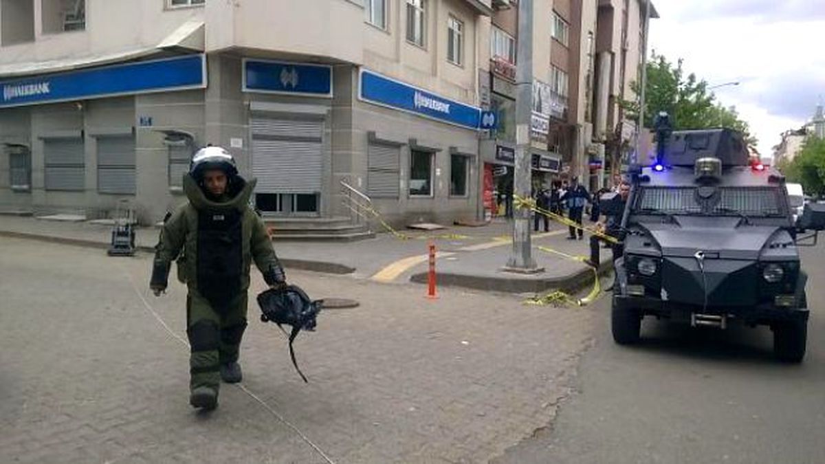 Fünye ile Patlatılan Şüpheli Çantadan Kitap, Defter Çıktı