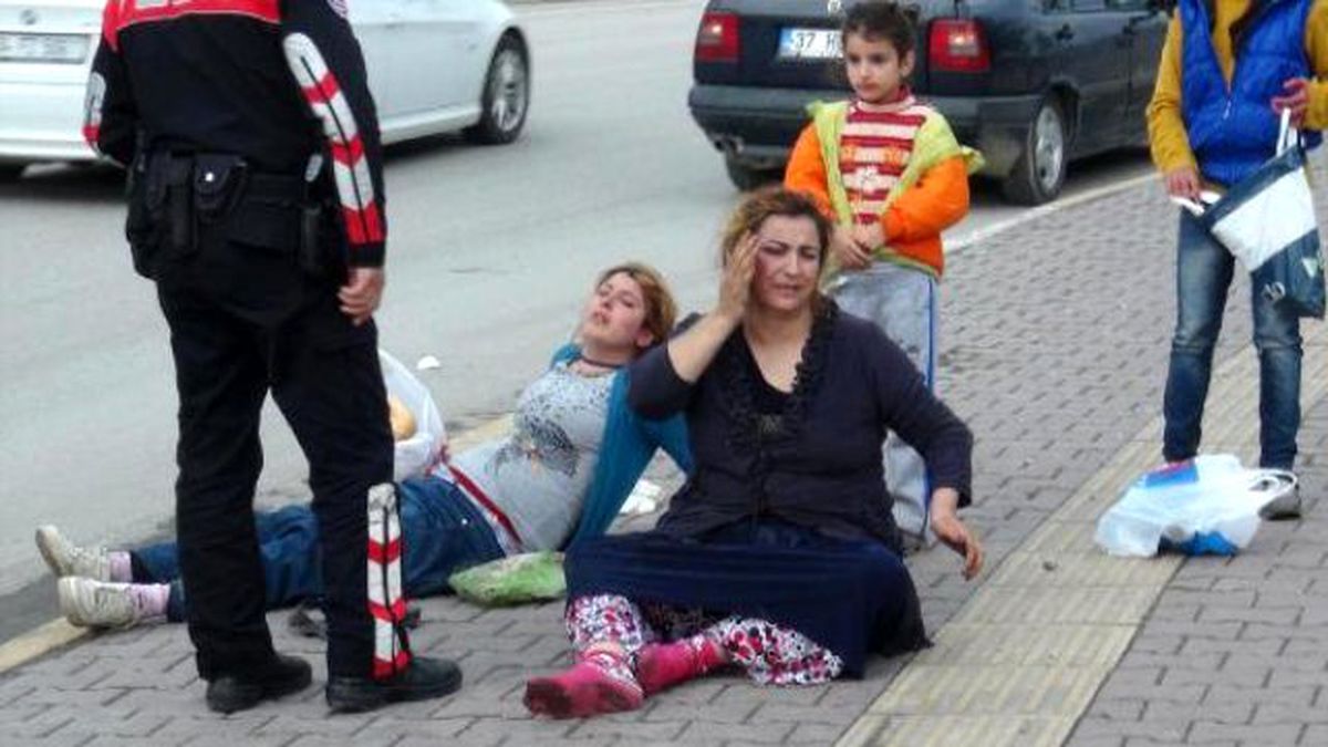 Husumetlisi Olan 2 Kadını Tekme Tokat Dövdü
