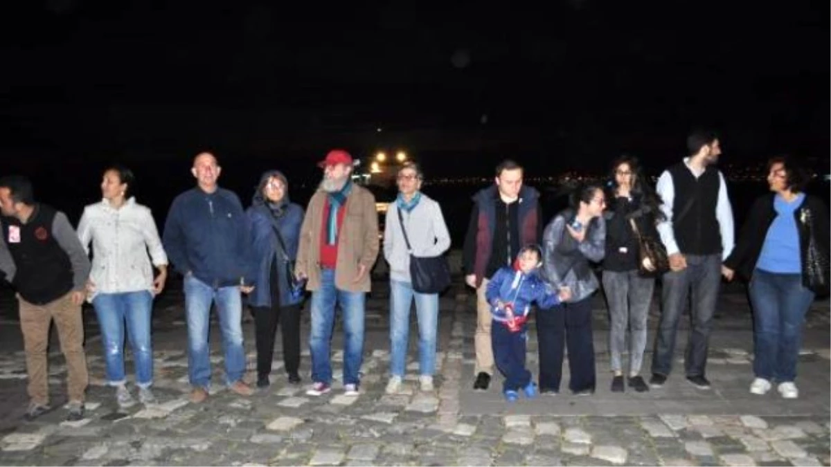 İzmir\'de, Laiklik İçin 17 Kilometrelik İnsan Zinciri