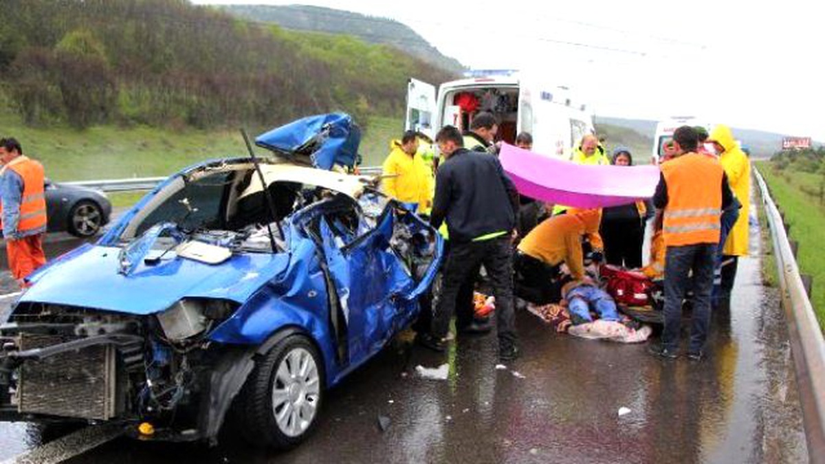 Kamyona Çarpan Otomobilin Sürücüsü Öldü, Eşi Yaralandı
