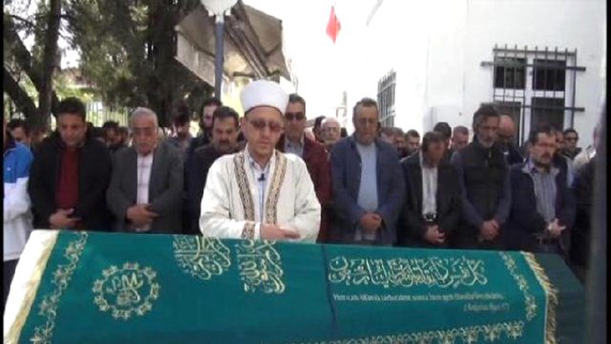 Karabük\'te Kalp Krizinden Ölen Lise Öğrencisi İstanbul\'da Toprağa Verildi