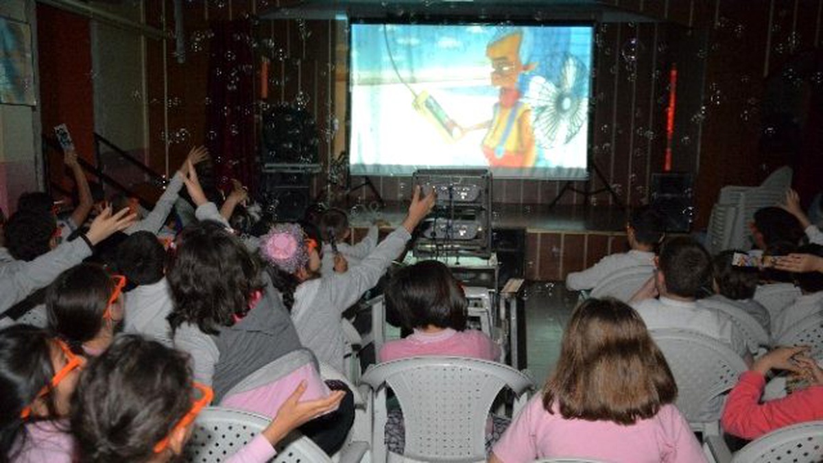 Körfezli Öğrencilerin 4 Boyutlu Sinema Keyfi