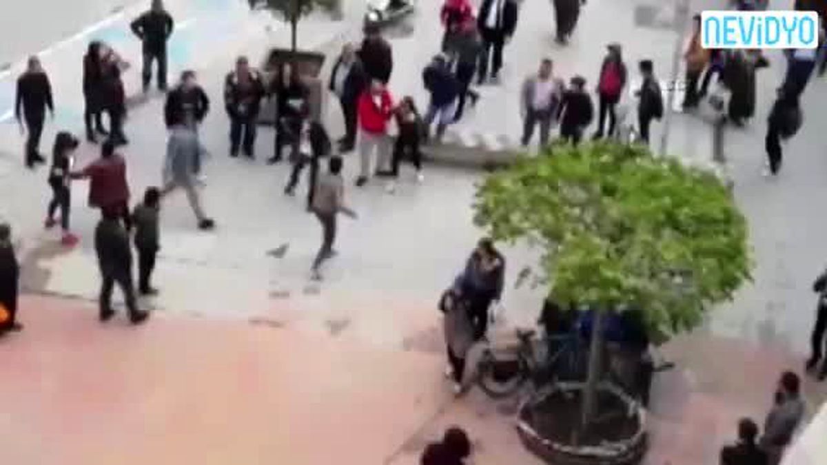 Liseli Kızların Tekme Tokat Kavgası Kamerada