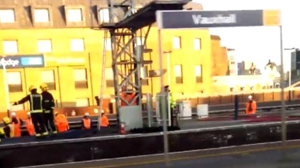 Londra\'da Tren İstasyonunda Yangın Çıktı