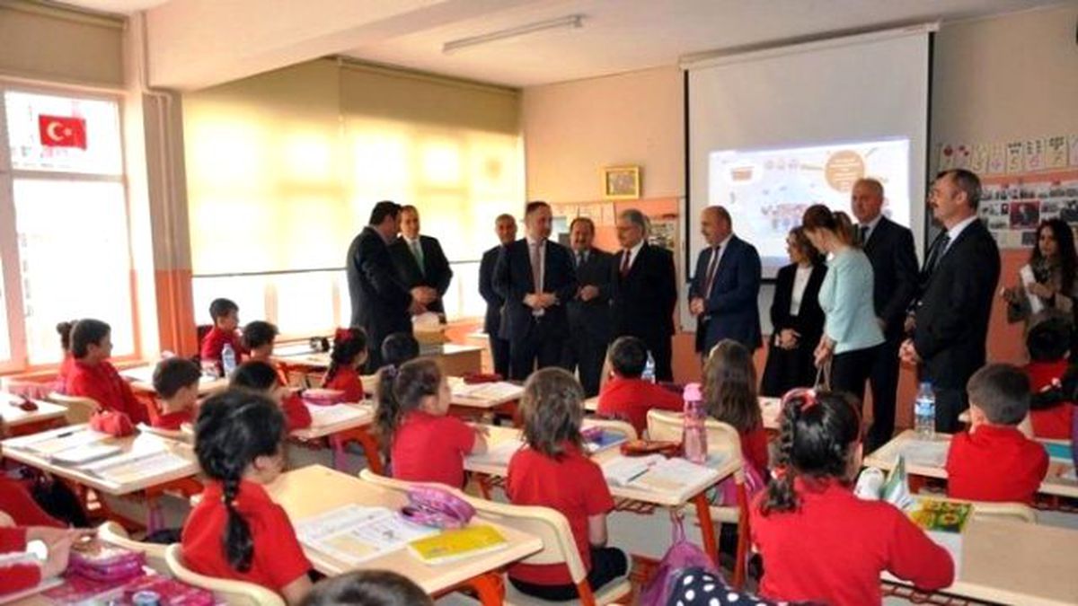 Öğrencilere Kuru Üzüm Dağıtıldı