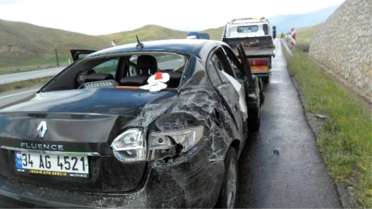 Otomobil Beton Bariyerlere Çarptı: 5 Yaralı