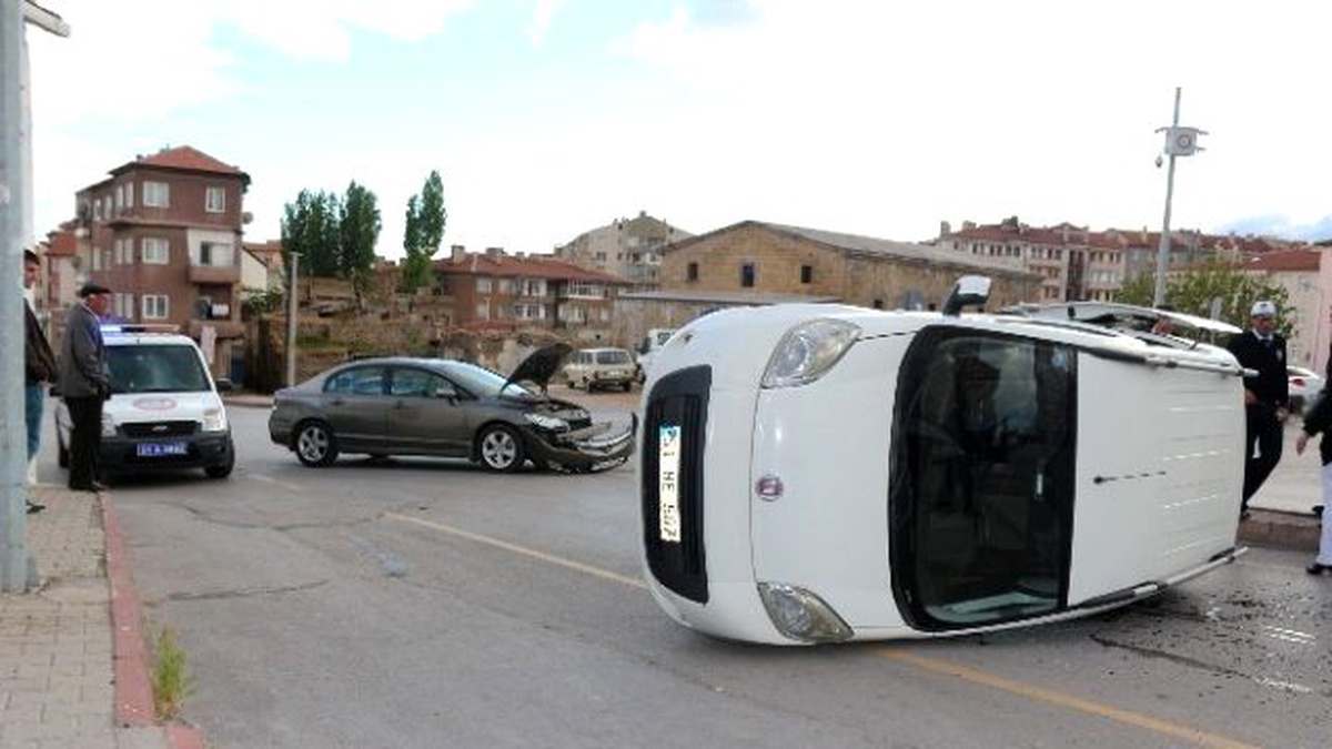 Otomobiller Kafa Kafaya Çarpıştı: 2 Yaralı