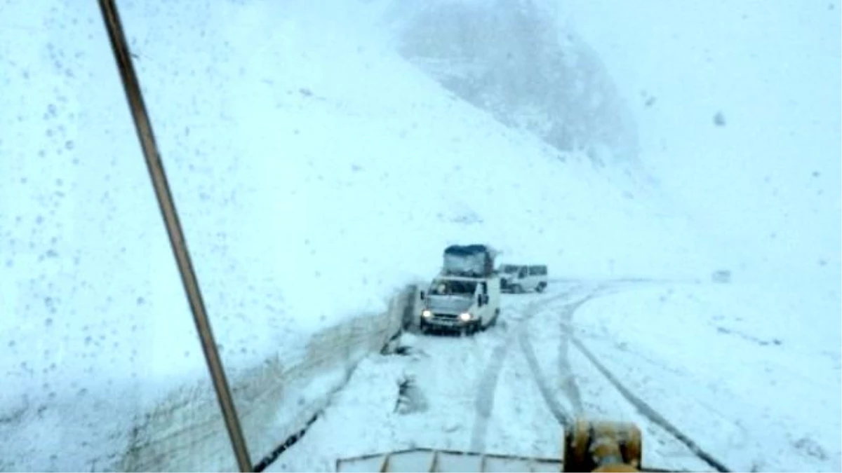 Kar Yığınını Yoldan Kaldıran Operatör Tehlike Atlattı
