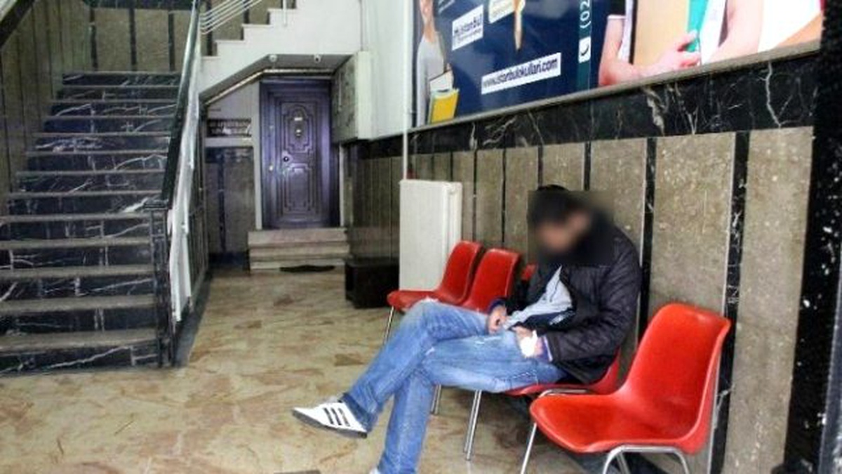 Madde Bağımlısı Genç İş Merkezinde Sızdı