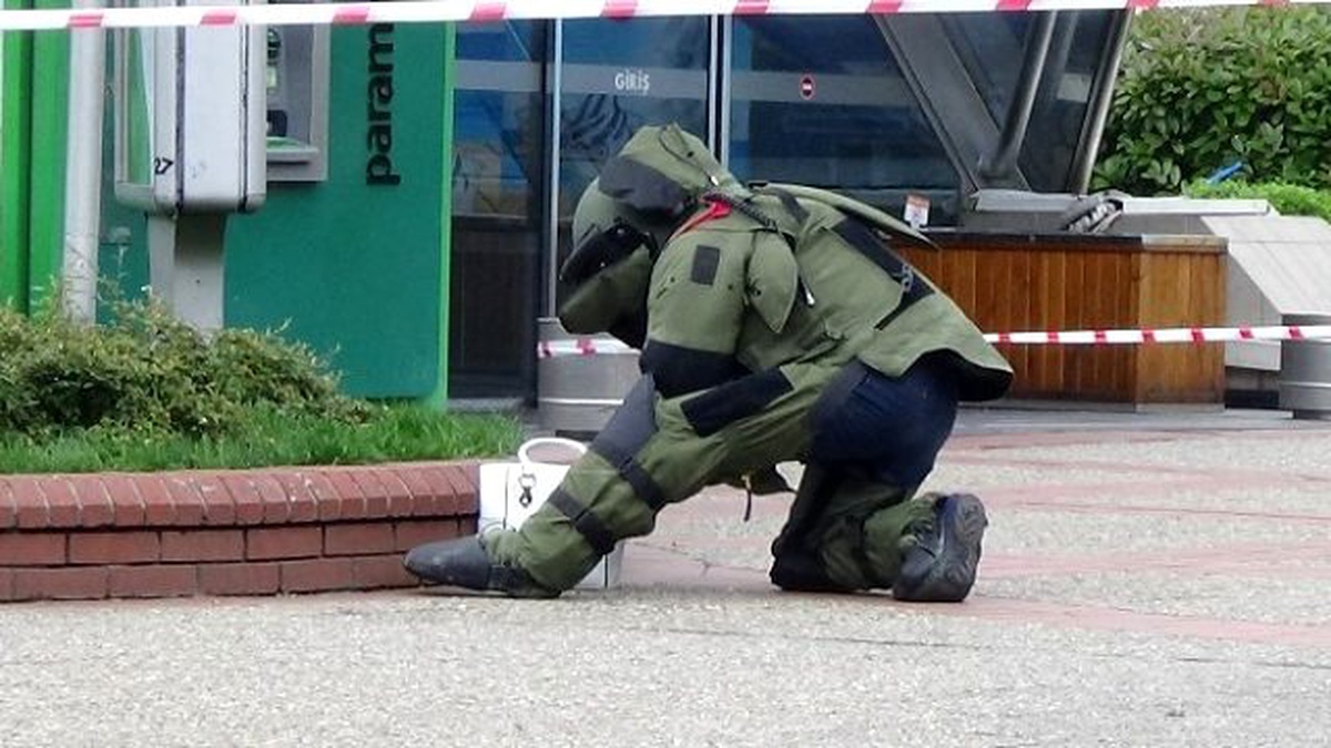 Polisi Alarma Geçiren Şüpheli Çantadan 4 Kadın Kimliği Çıktı