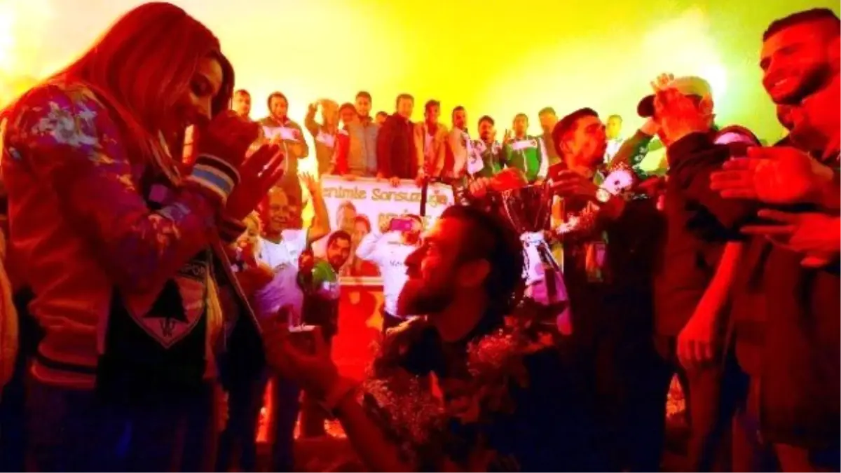 Şampiyonluk Kutlamasında Sürpriz Evlilik Teklifi