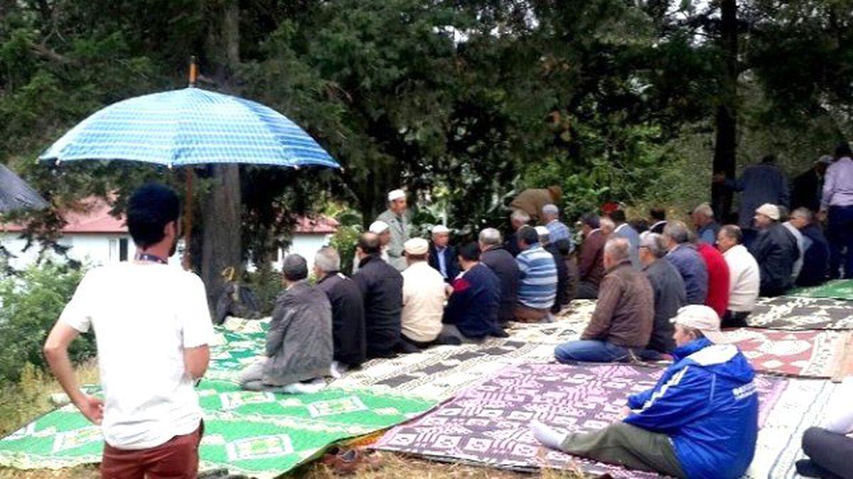Şemsiyeli Yağmur Duası
