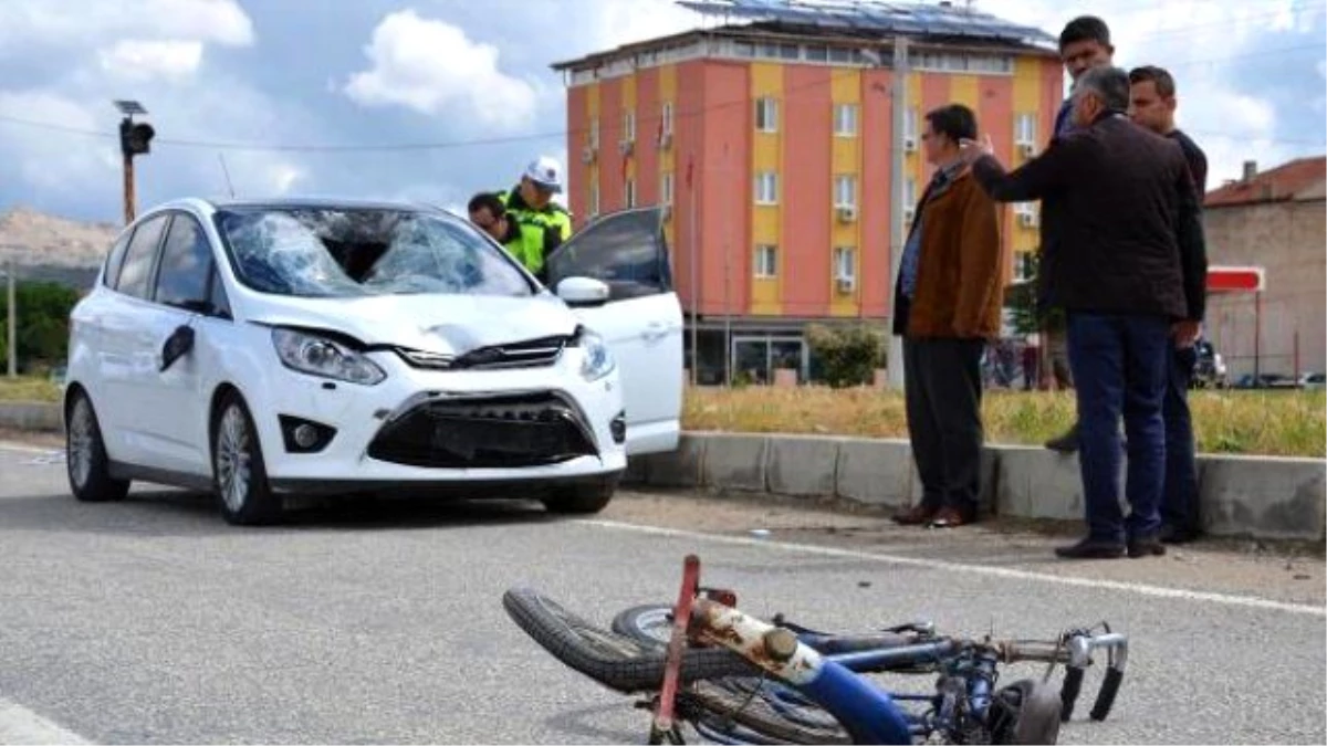 Ters Şeritteki Bisikletli Otomobilin Çarpmasıyla Öldü