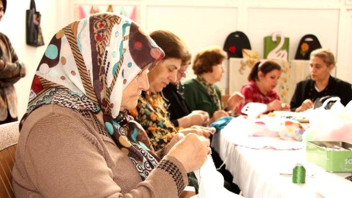 Yaşlı Teyzeler Elişi ile Terapi Oluyor