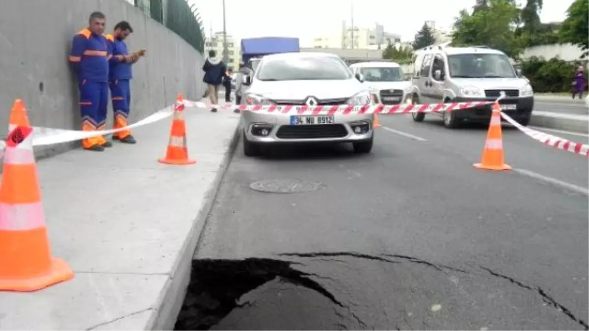 İstanbul\'da Yol Çöktü, Trafik Felç Oldu