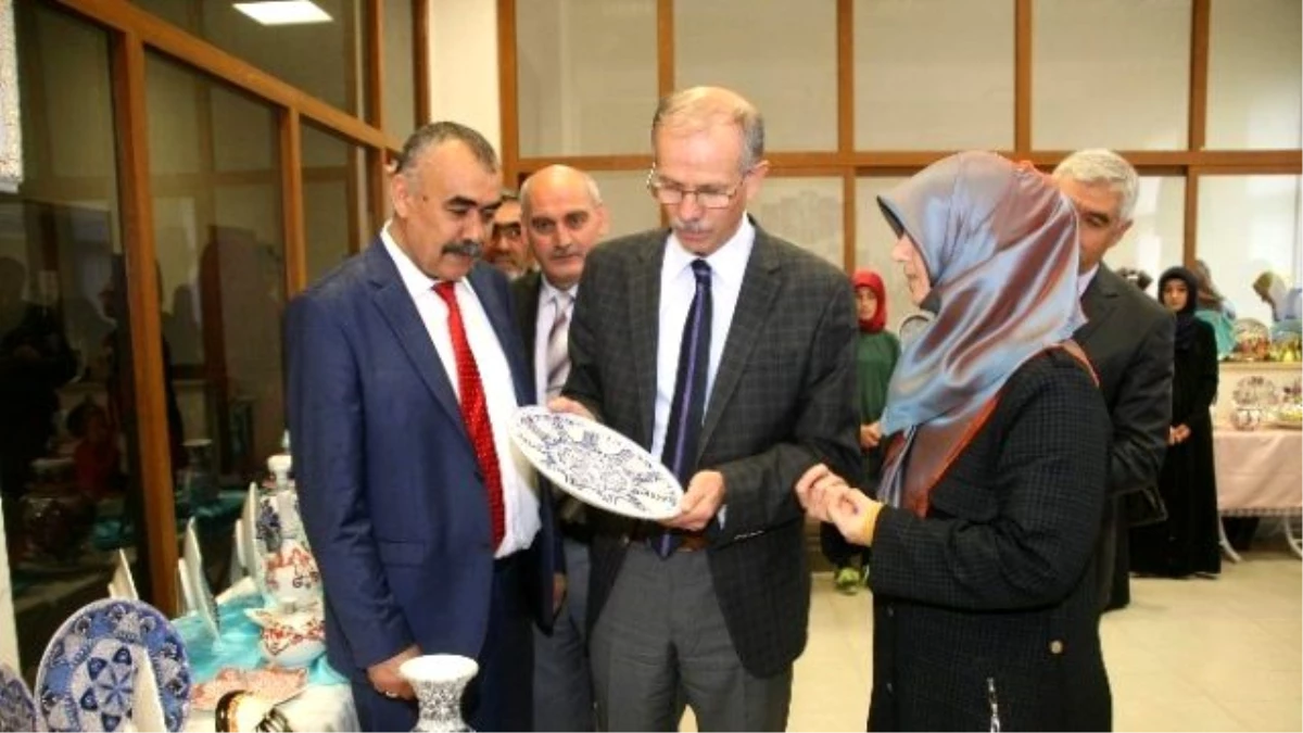 Yozgat\'ta Öğrenciler ve Halk Eğitim Merkezi Kursiyerleri Yıl Sonu Sergisini Açtı