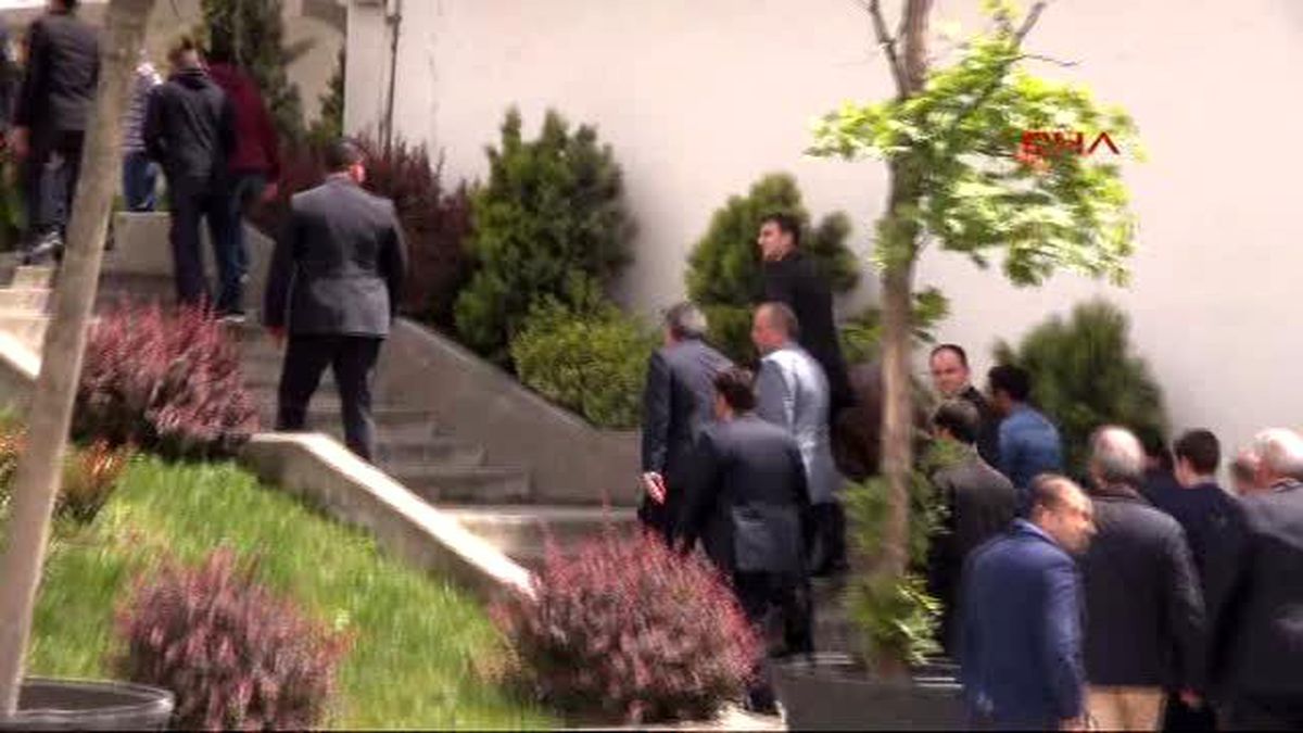 Abdullah Gül Cami Çıkışı Sorulara Yanıt Vermedi