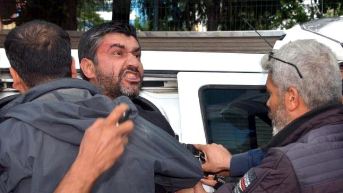 Adana Büyükşehir Belediyesi\'ne Zorla Girmek İsteyen 3 Kişi Gözaltına Alındı