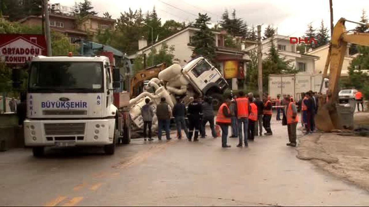 Ankara\'da Çökme Sonucu Oluşan Çukura Park Halindeki Otomobil Düştü