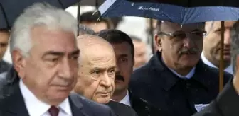 Bahçeli ile Vural Aynı Şemsiyenin Altında!