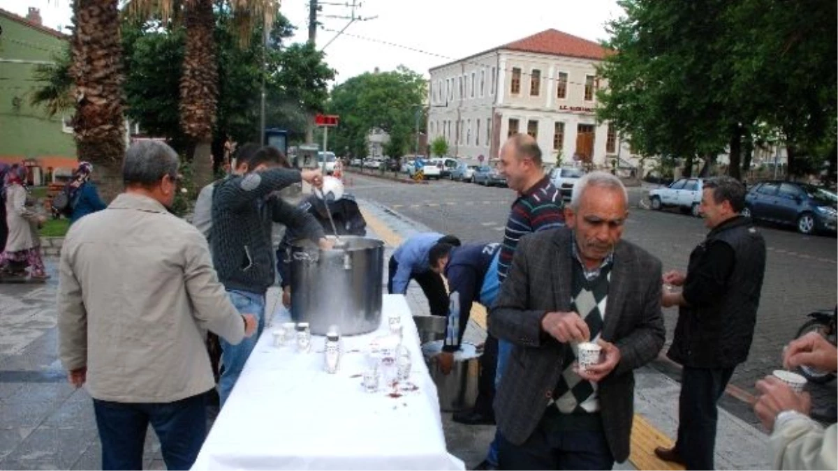 Bayramiç\'te Vatandaşlara Sıcak Süt Dağıtıldı