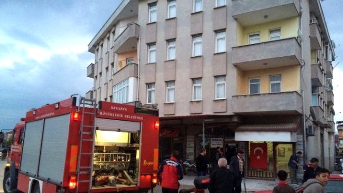 Benzin Bidonu Alev Aldı Apartman Sakinleri Tedirgin Oldu