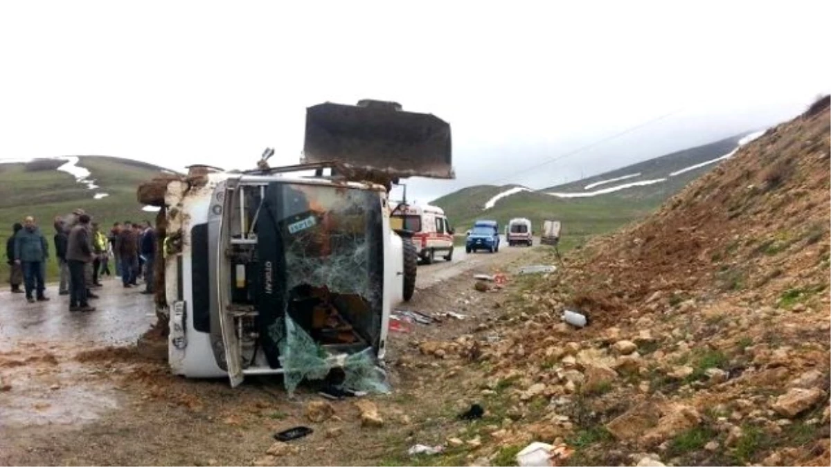 Erzurum\'da Yolcu Midibüsü Devrildi: 25 Yaralı