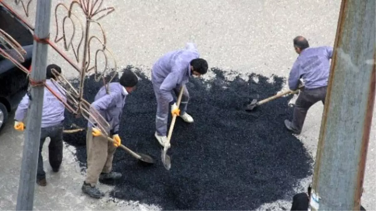 Hakkari\'de Yol Onarım Çalışması