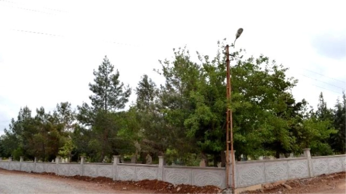 Kahta Belediyesi Mezarlıklarda Çevre Düzenlenmesi Yapıyor