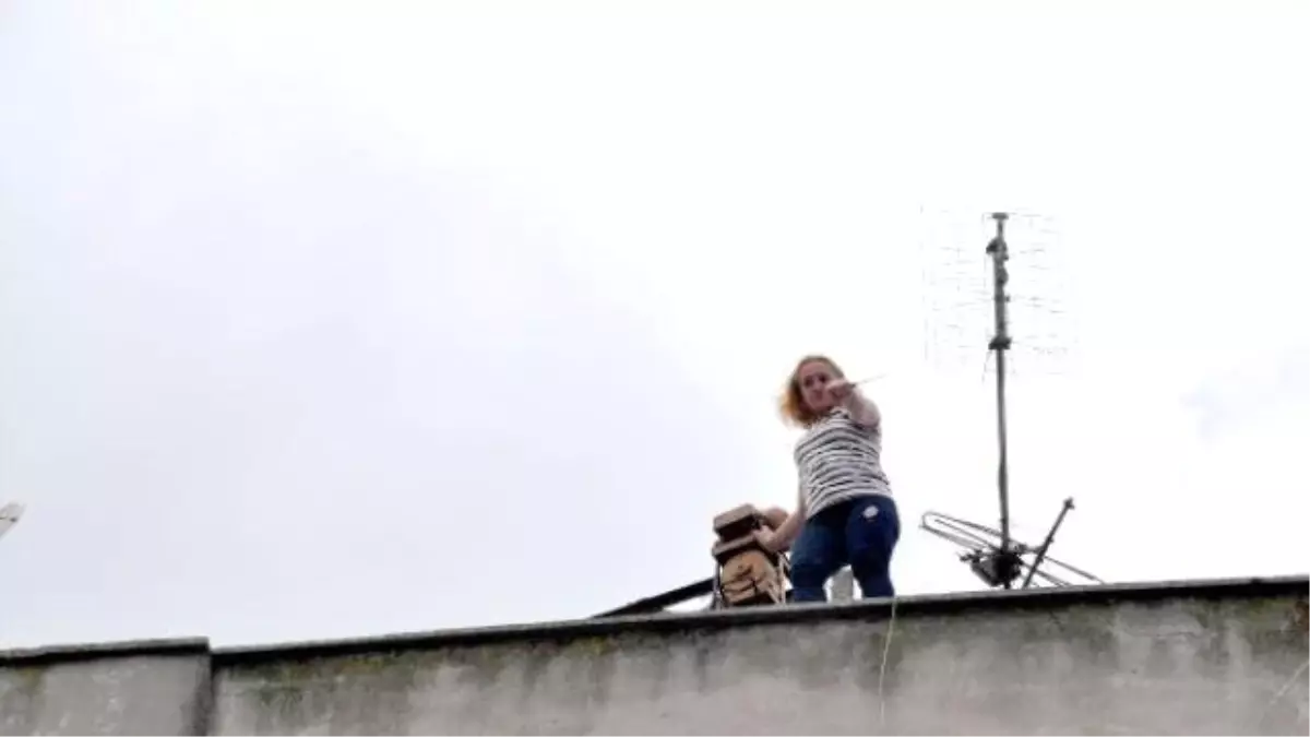 Karacabey\'de Çatıda Bıçaklı İntihar Girişimi