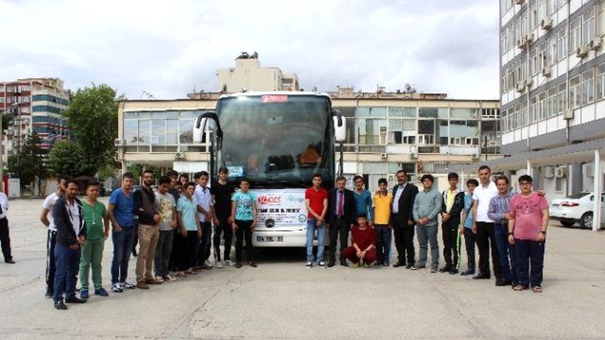 Kardelen Gençliği İstanbul\'a Doğru Yola Çıktı