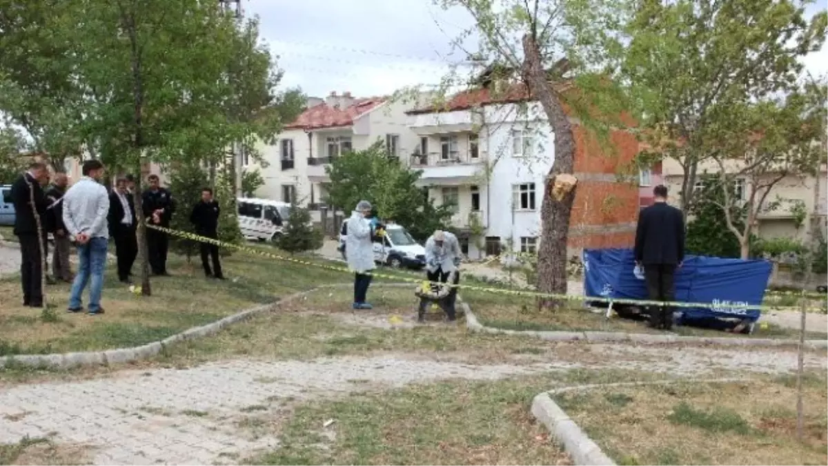 Lise Öğrencisi Parkta Ölü Bulundu