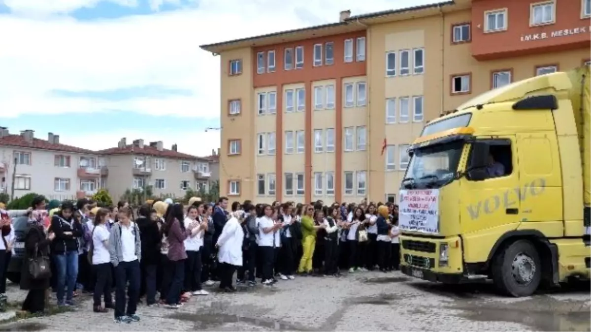 Öğrencilerden Bayır Bucak Türkmenlerine Yardım