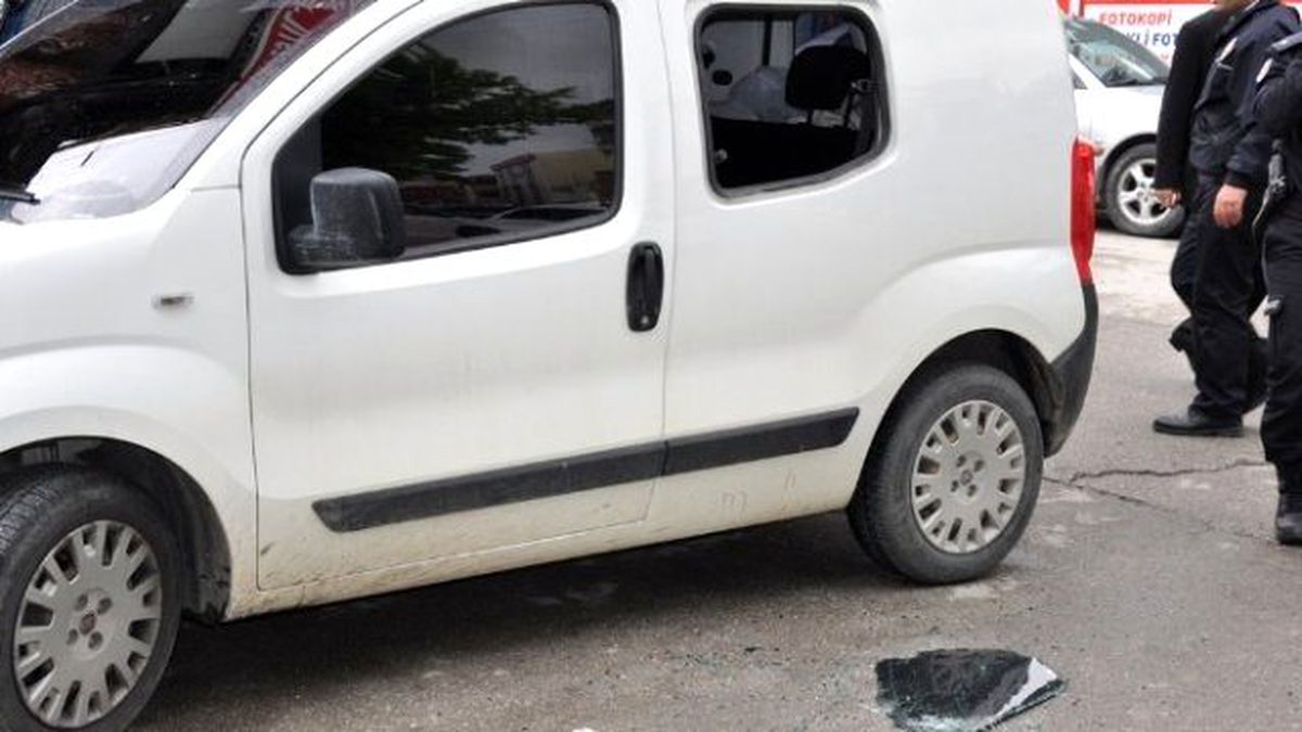 Polis Aracının Camını Kırıp Kaçmak İstedi