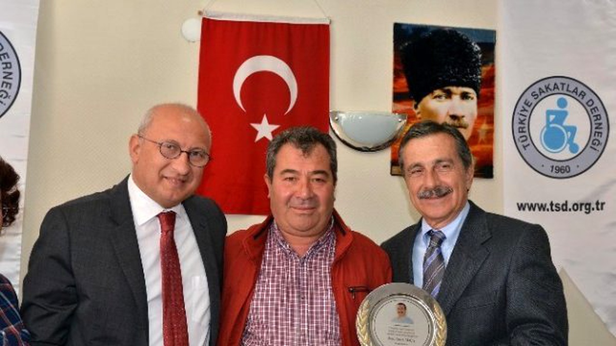 Sakatlar Derneği\'nden Ahmet Ataç\'a Onur Ödülü